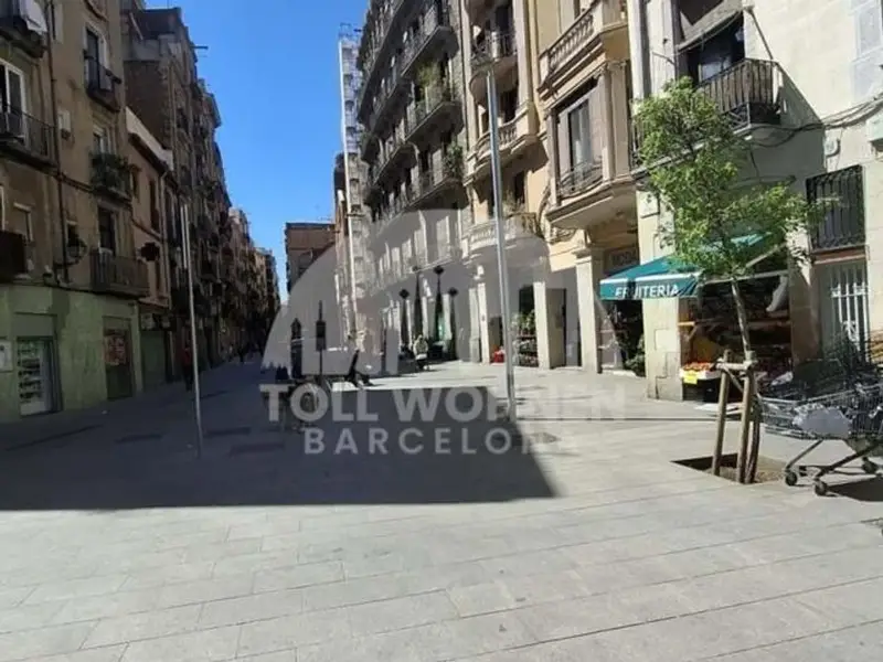 Atico en venta en El Raval con terraza y posibilidad de expansion