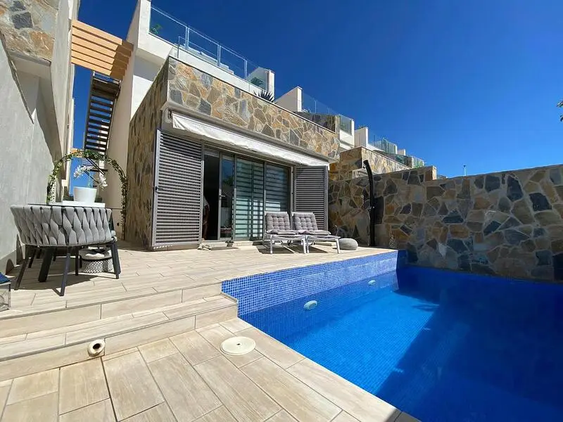 Villa en Los Alcázares: 3 dormitorios, piscina privada y cerca de la playa