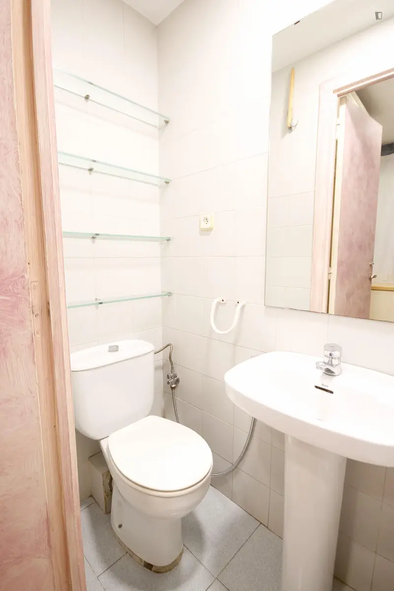 Habitacion Doble con Baño Privado en Piso Reformado en Barcelona Centro