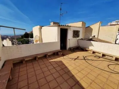 Casa en Torrox con Ascensor y Azotea Privada