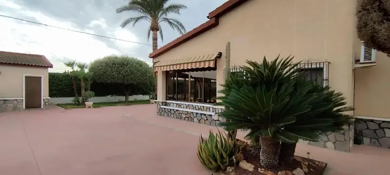 Venta Chalet con Jardin en Matola Elche