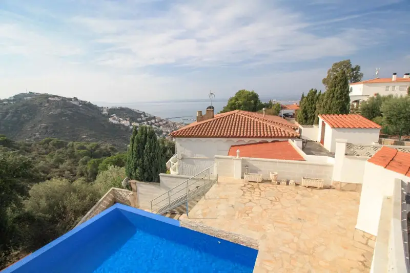 Chalet en Roses zona Els Grecs con 4 habitaciones y piscina