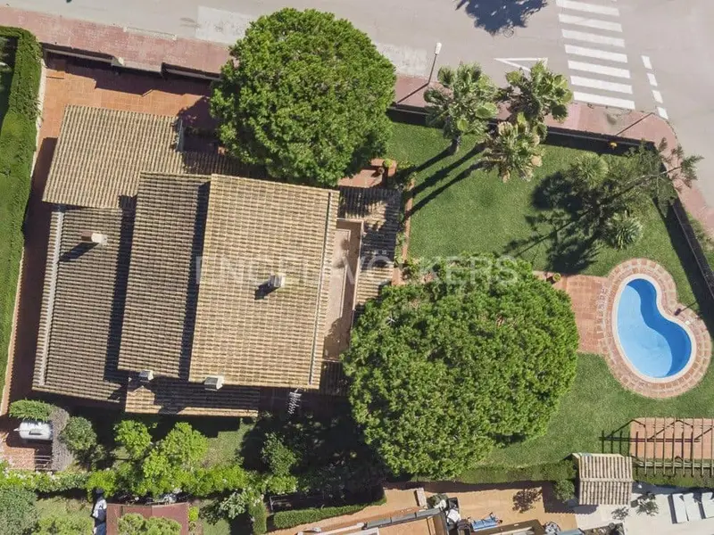 Chalet de Lujo en Calafell con Piscina y 3 Garajes