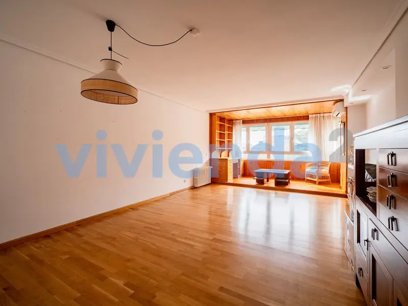 Piso de Lujo en Madrid: Piscina, Parking y Terraza