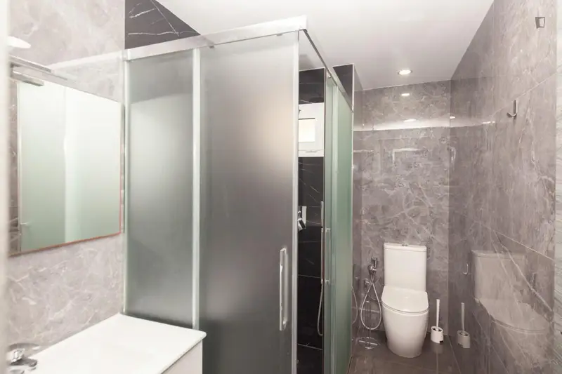 Habitaci
ón individual amueblada cerca Universidad Cat
ólica y Valencia