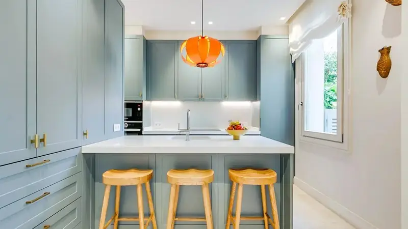 Elegante Vivienda Familiar Adosada con Jardines en Madrid