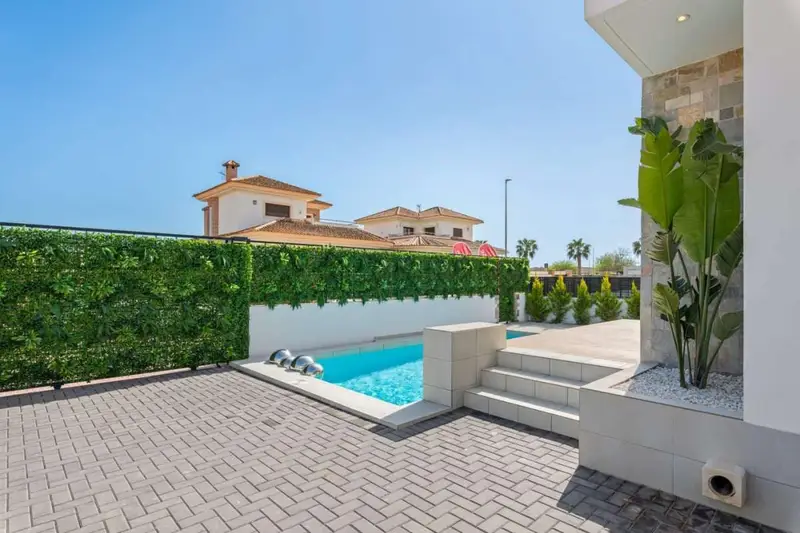 Chalet en Venta Los Alcázares: Villa Moderna con Piscina