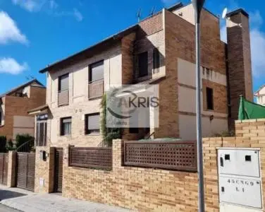 Vivienda Ocupada 4 Plantas Garaje Trastero En Las Ventas De Retamosa