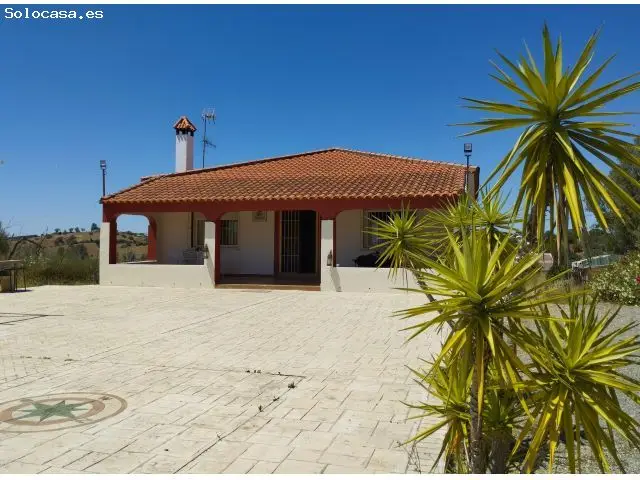 Casa Rural con Lago Privado: 3 Dormitorios, Piscina y Vistas