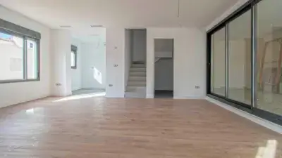 Casa Adosada en Tomares Centro con Piscina Privada