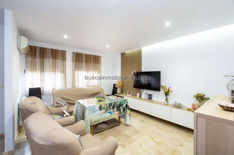 Casa en venta en Gójar centro, 3 plantas, garaje, patio y terraza