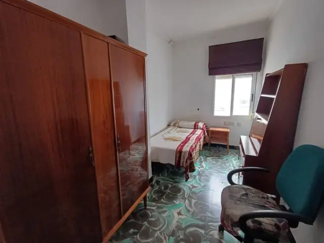 Casa Urbana con Posibilidades en Oliva 4 Dormitorios