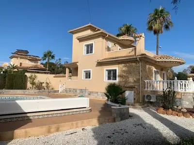 Villa de 4 Dormitorios en Venta en Torrevieja