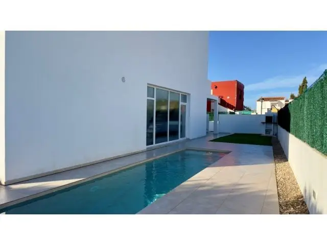 Chalet de Lujo en Cala Blanca Obra Nueva Cerca de la Playa