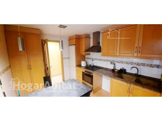 Piso amplio y luminoso con terraza y garaje en Alginet