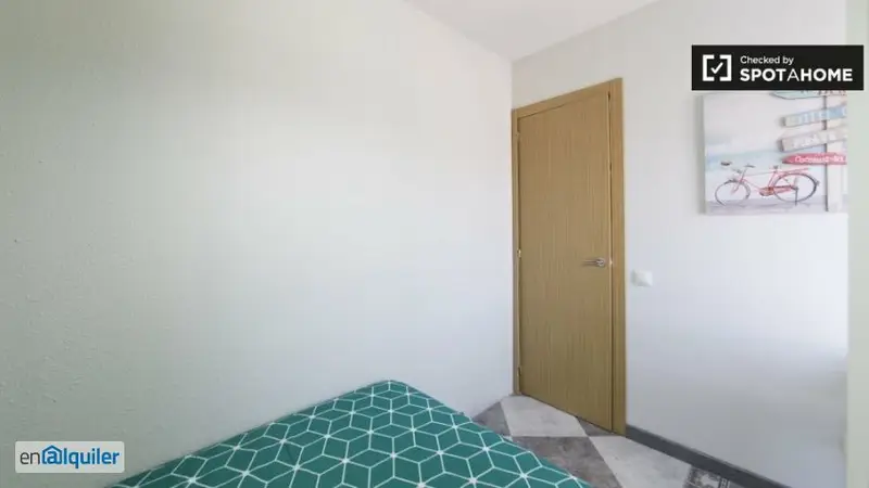 Habitacion en piso de 5 dormitorios en Alcal
 de Henares con piscina