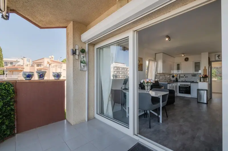 Apartamento en Roses con Vistas al Puerto y Local Opcional