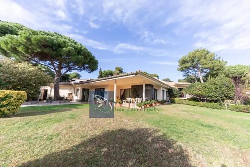 Villa de Lujo en S'Agaro 689m² 4 Dormitorios Piscina Jardín