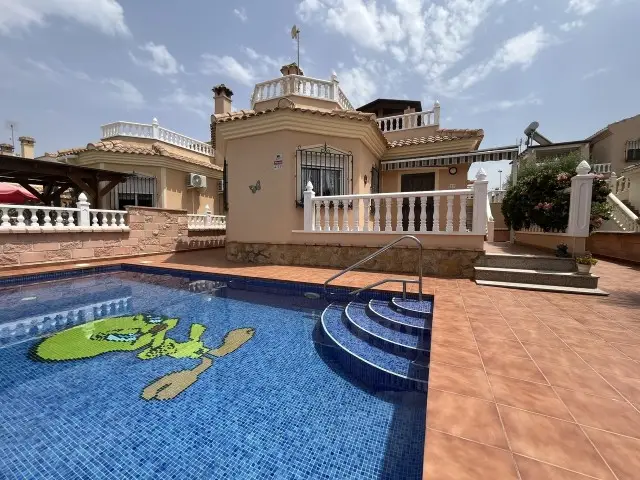 Chalet con Piscina Privada en Almorad
2 Dormitorios Cerca de la Playa