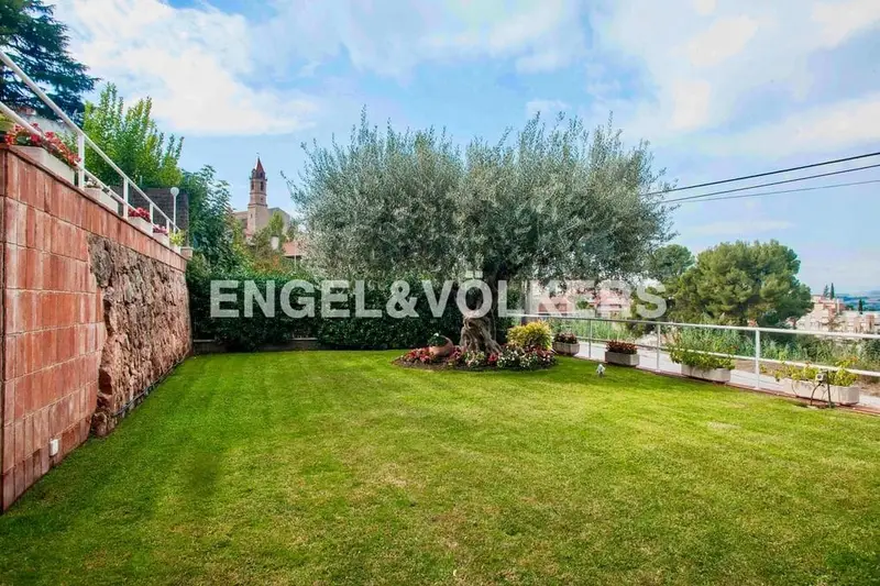 Chalet en venta en Gelida Barcelona con piscina y pista de squash