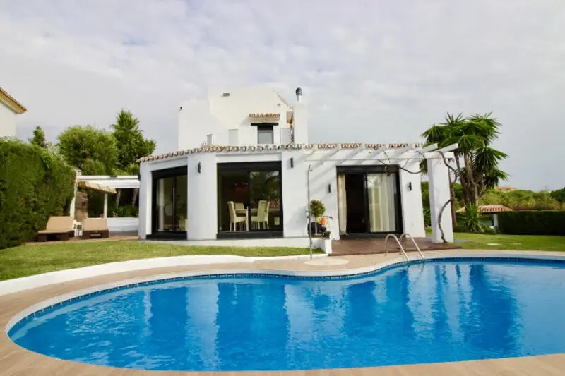 Villa en Calahonda con Vistas al Mar y Piscina Privada