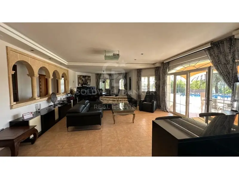 Villa de Lujo en Venta con Vistas Panorámicas y Piscina Infinita