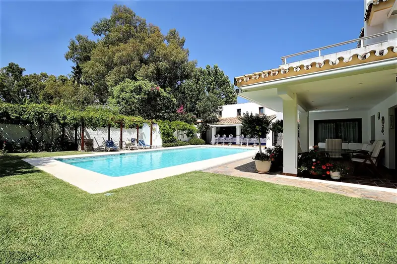 Casa-Villa de 5 Dormitorios en venta Estepona, España