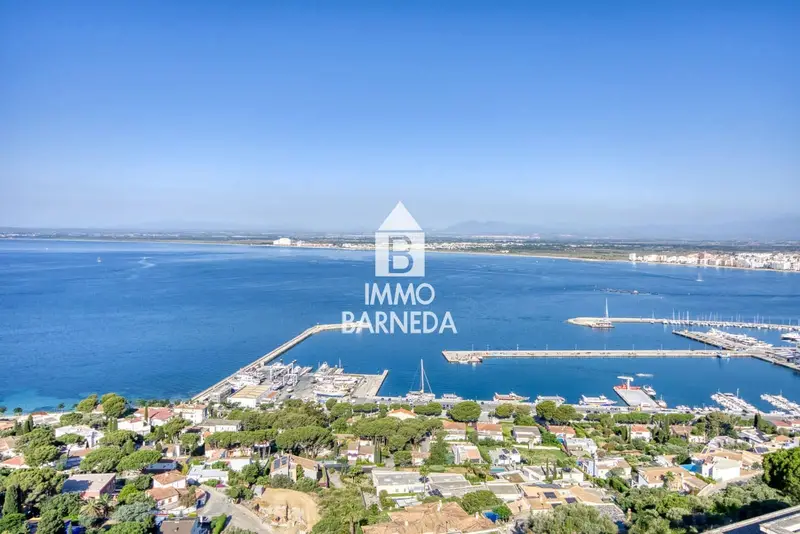 Apartamento en venta en Roses con vistas al mar y garaje