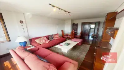 Piso en Venta en Urbanizacion Privada con Piscina Valdenoja