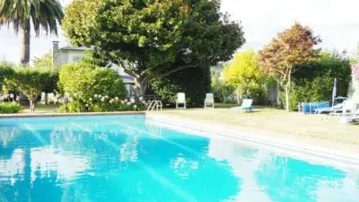 Chalet en Venta en Oleiros con Piscina y Jardin