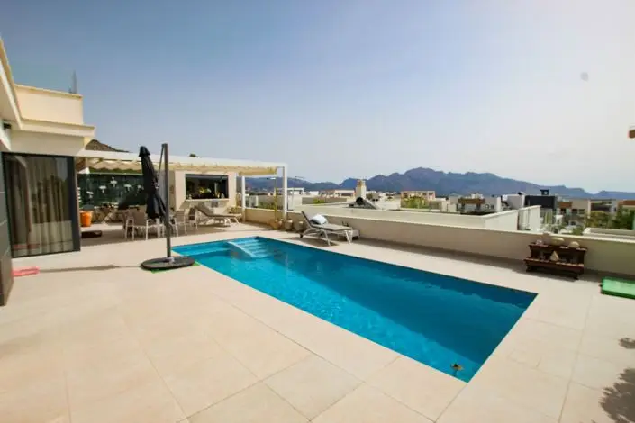 Villa 5 Dormitorios Moderna 235m2 Piscina Solarium
