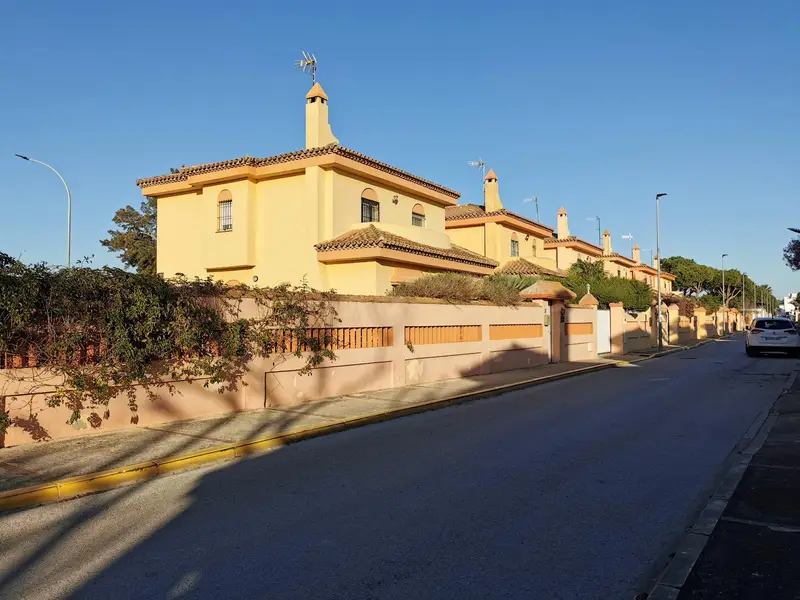 Chalet en Venta Club de Tenis La Barrosa 4 Dormitorios 3 Banos Jardin