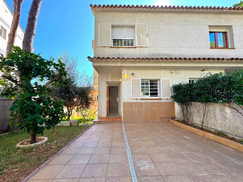 Casa Adosada en Platja d'Aro con Garaje y Patio
