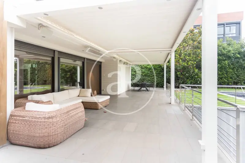 Chalet en Bonanova Barcelona lujo moderno 3 plantas garaje piscina jardin