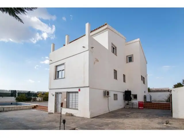 Chalet de Lujo en La Zubia con Piscina y Energia Solar