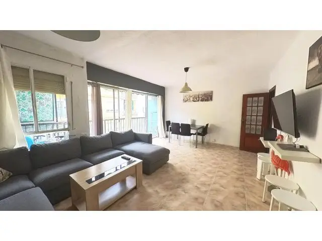 Piso en Valencia de las Torres con 2 habitaciones cerca del metro