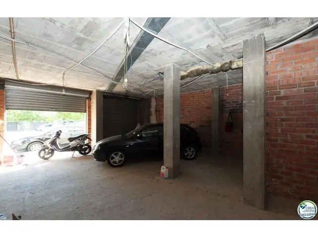 Local Comercial y Garaje en Venta en Roses Girona