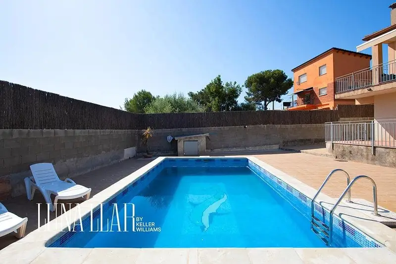 Chalet en Venta en Canyelles Barcelona Casa Reformada con Piscina