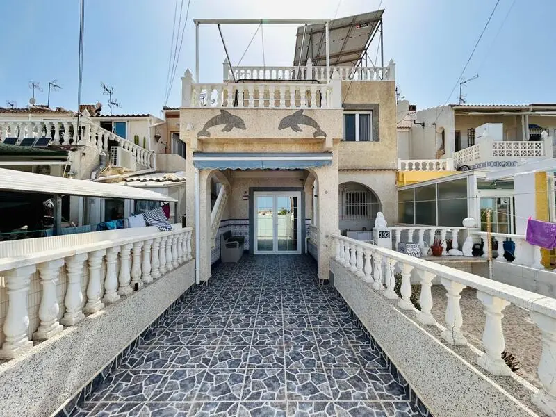 Bungalow en Torrevieja con Paneles Solares Cerca del Lago Rosa