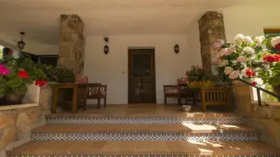 Chalet Independiente en Alpedrete con Piscina y Amplio Jardin
