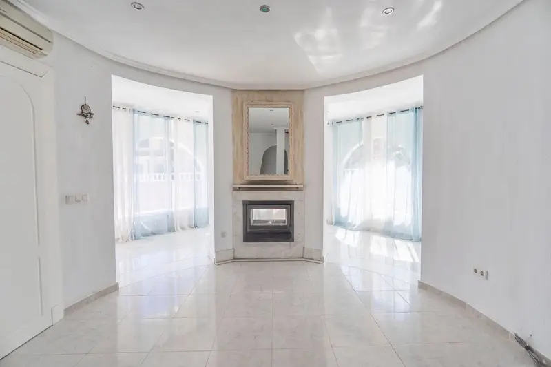 Chalet en Ciudad Quesada con Piscina Climatizada y Vistas al Mar