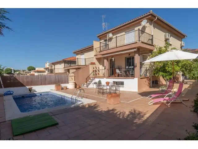Chalet con Piscina en Los Rebites Granadas