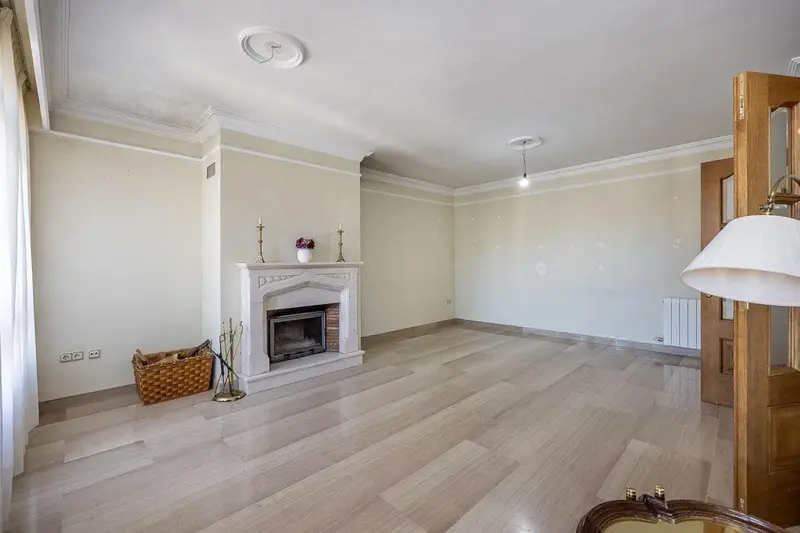 Chalet en venta en Granada ciudad con piscina y garaje doble