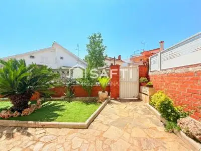 Casa Familiar en La Florida Abrera 5 Dormitorios 220m²