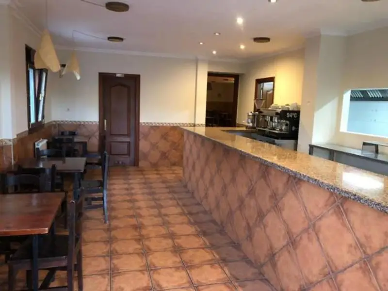Chalet en Las Caldas con 2 Viviendas y Local Comercial
