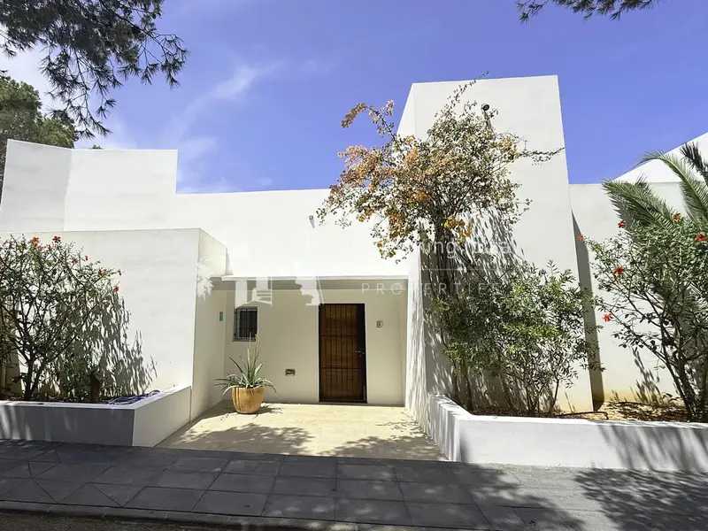 Chalet en Cala Salada Ibiza con Piscina Privada y Vistas al Mar