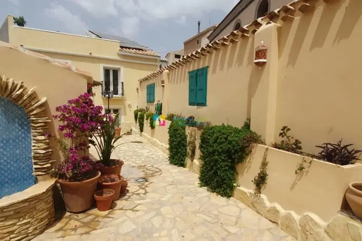 Casa de Pueblo con 5 Dormitorios y 2 Apartamentos en Oria