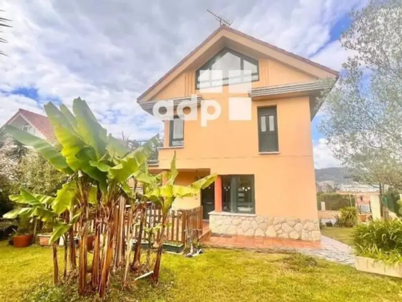 Chalet Independiente en Oviedo 4 Dormitorios 304m2