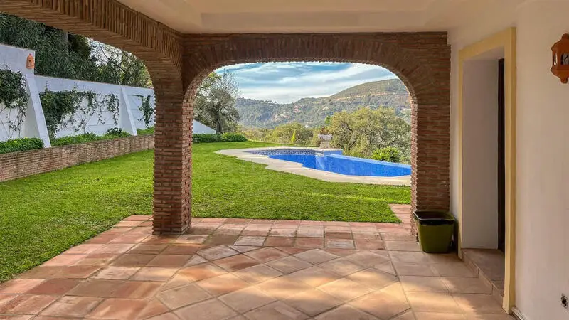Villa de Lujo en Casares con Vistas a la Montana