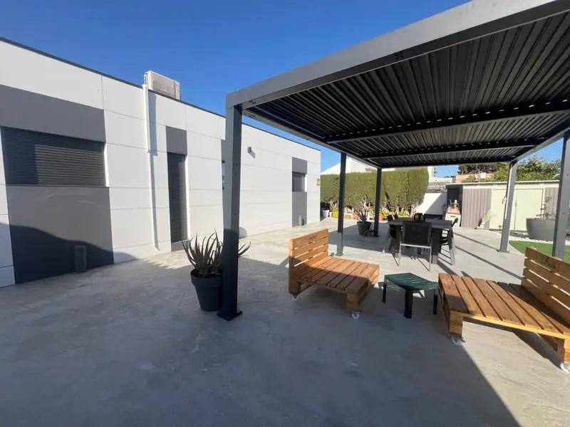 Casa en venta con piscina y terraza en zona residencial